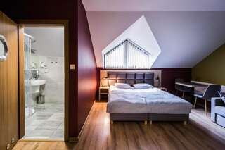 Отели типа «постель и завтрак» Apartamenty Eskapada Корбелюв Семейный номер с ванной комнатой-4